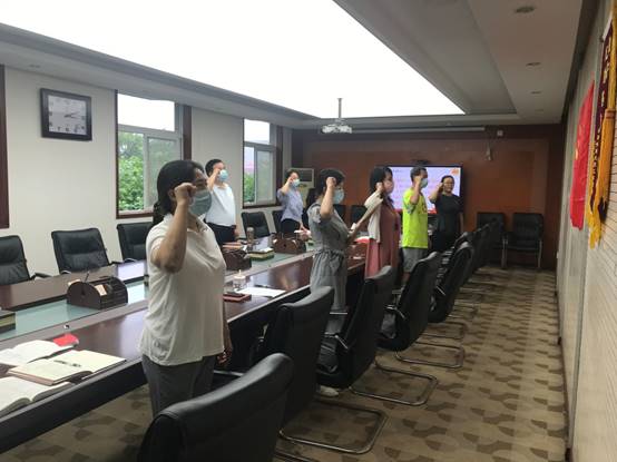 说明: E:\叶永昊工会工作\支部活动\6月28日“支部主题当日”\0628支部主题党日暨支部组织生活会照片\重温入党誓词 (3).JPG