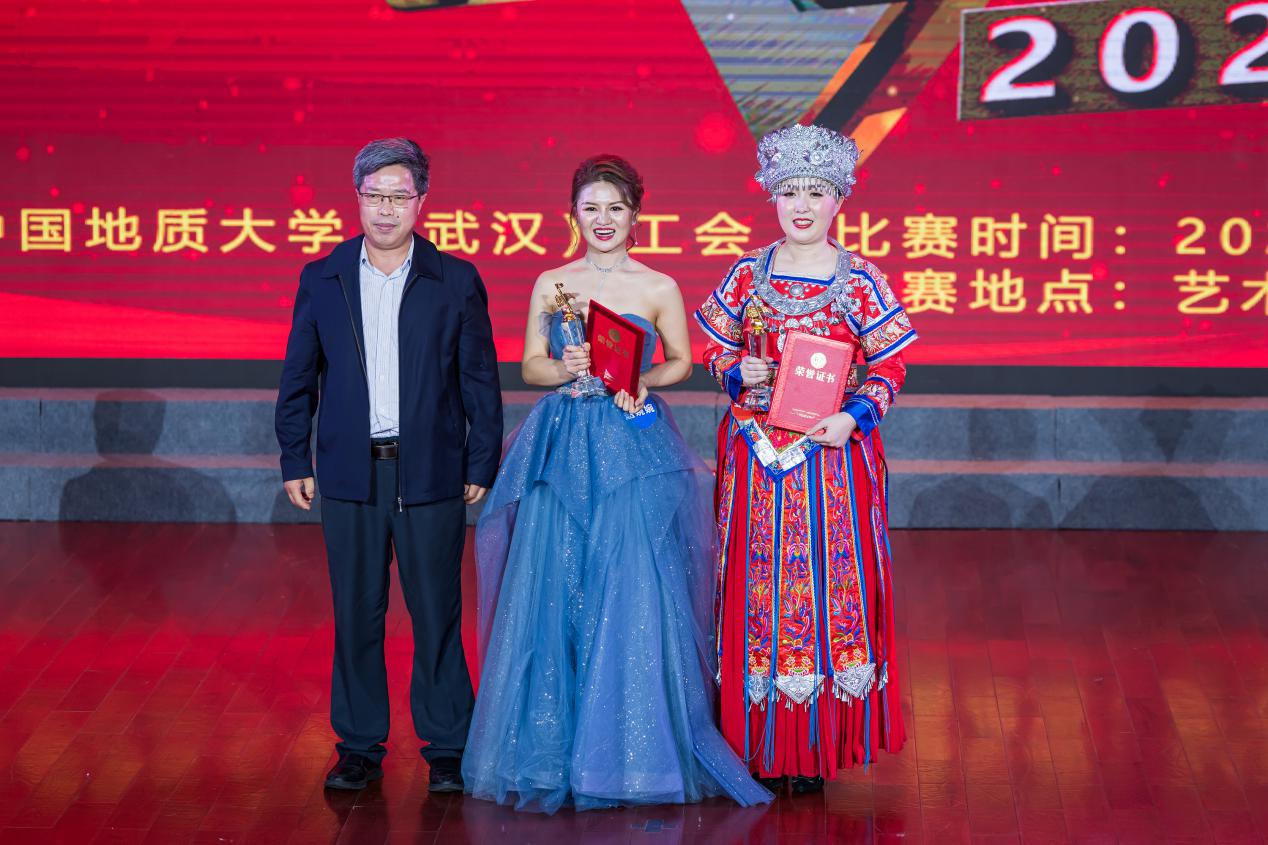 说明: 王华为一等奖获奖选手颁奖