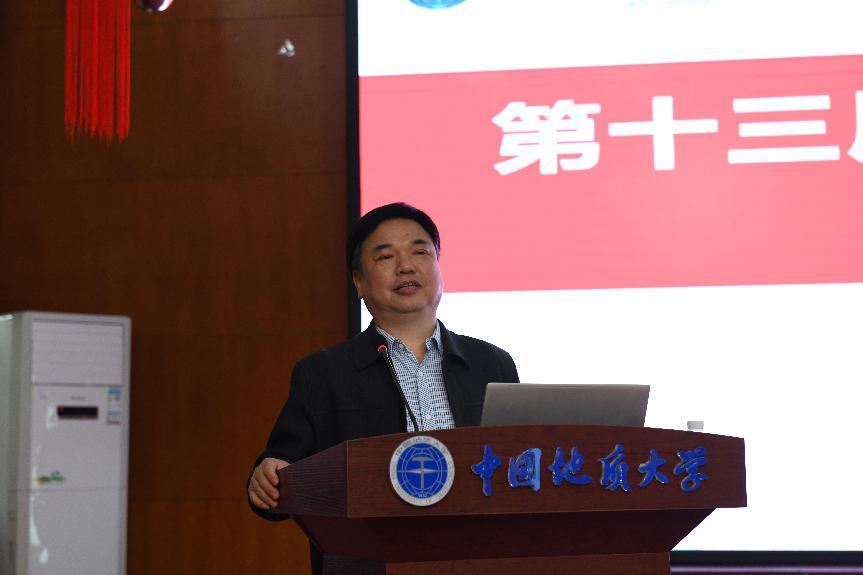 说明: 主持人