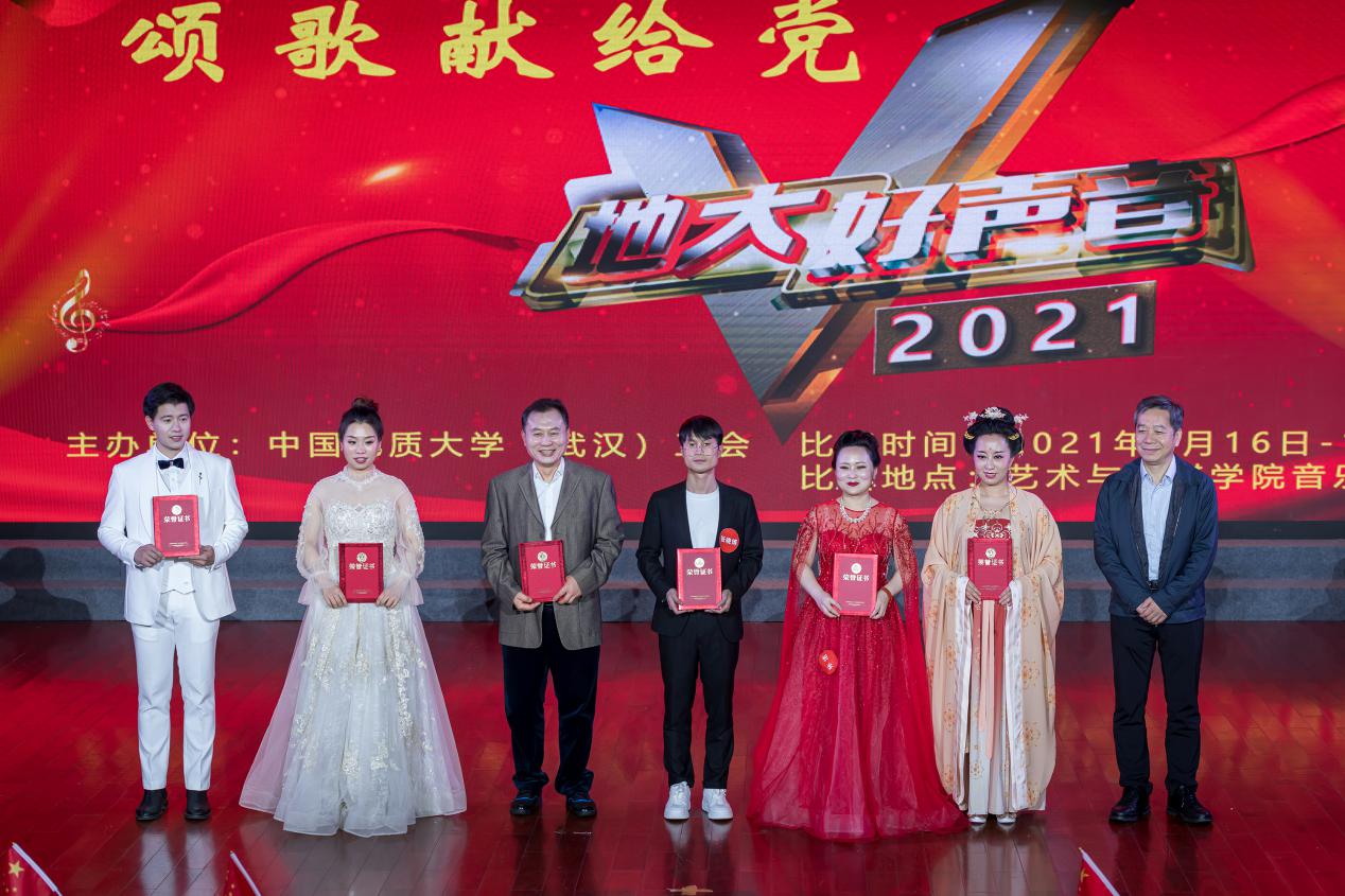 说明: 周爱国为二等奖获奖选手颁奖