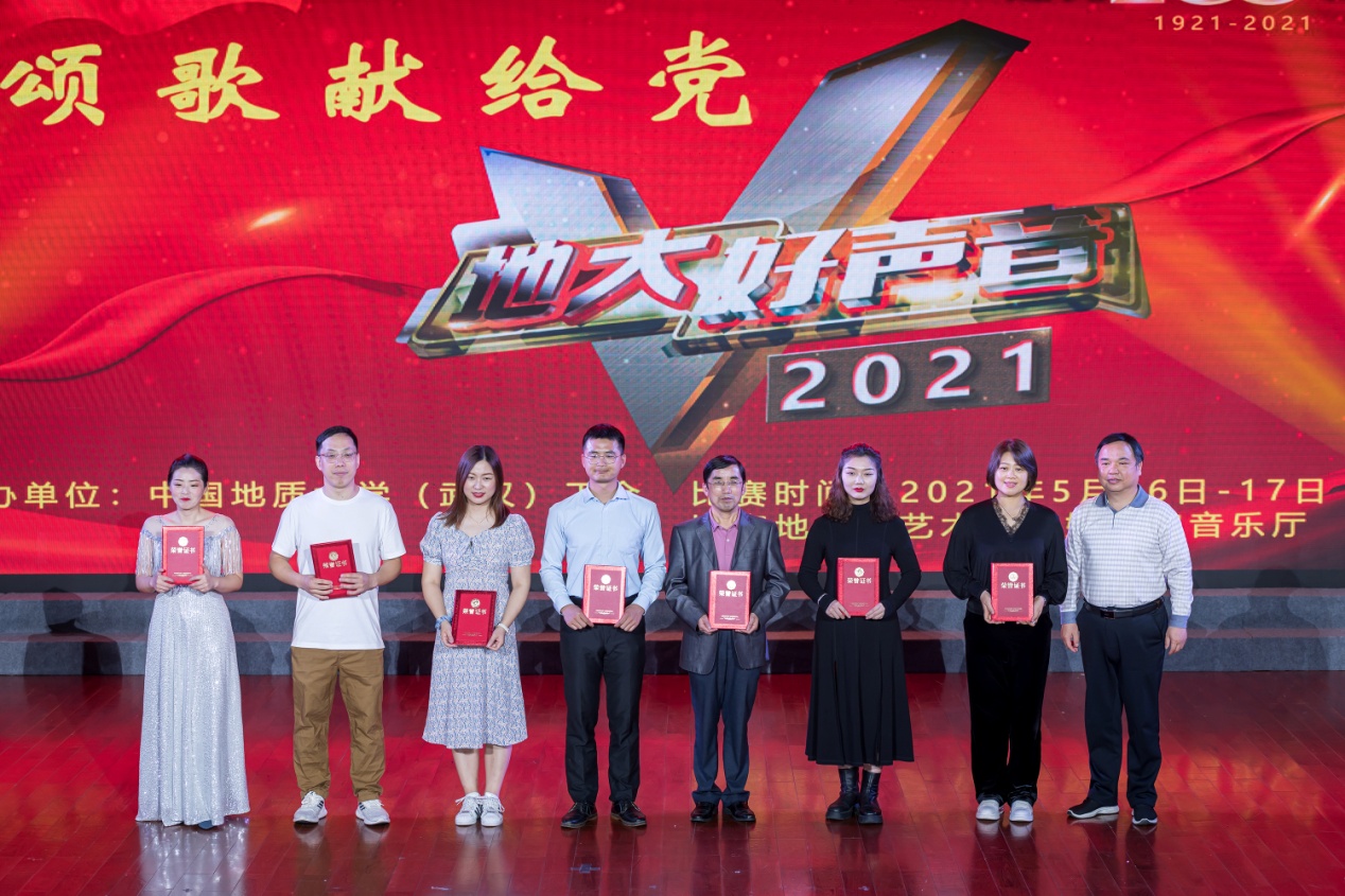说明: 喻芒清为三等奖获奖选手颁奖